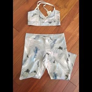 Live the Process V-Bra and V-Crop Leggings